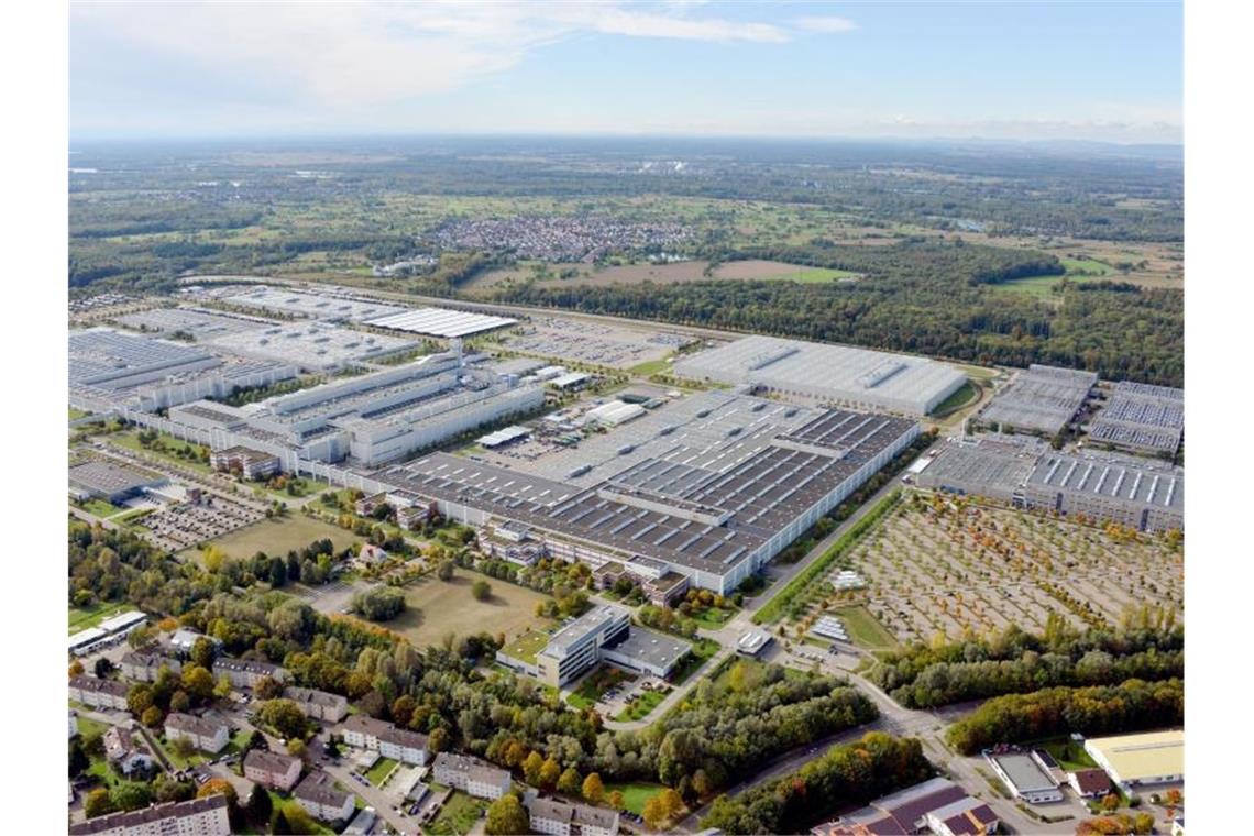 Daimler fährt Produktion nach Chip-Engpässen wieder hoch Das Werk Rastatt der Daimler AG. Foto: Uli Deck/dpa/Archivbild
