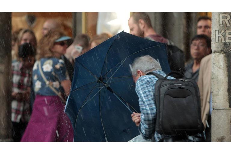 Das Wetter in den kommenden Tagen bleibt ungemütlich – es soll weiterhin regnen, und es wird stürmisch (Symbolbild).