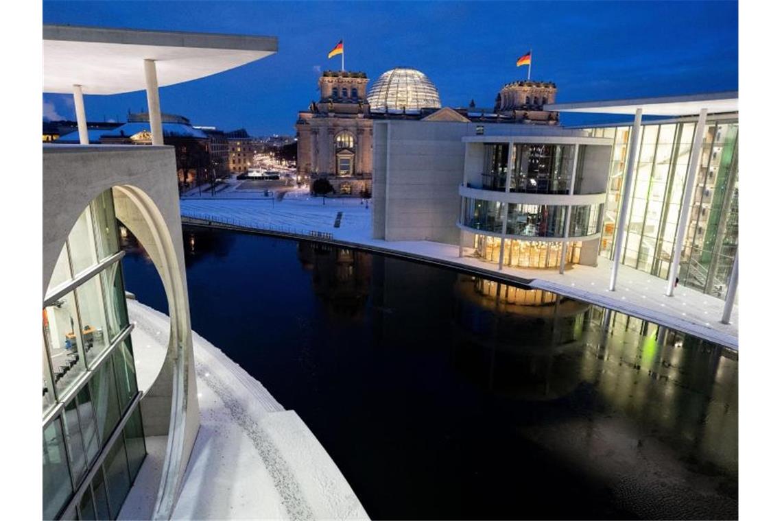 Erster Eintrag im neuen Lobbyregister Das winterliche Regierungsviertel in Berlin. Foto: Kay Nietfeld/dpa/Symbolbild