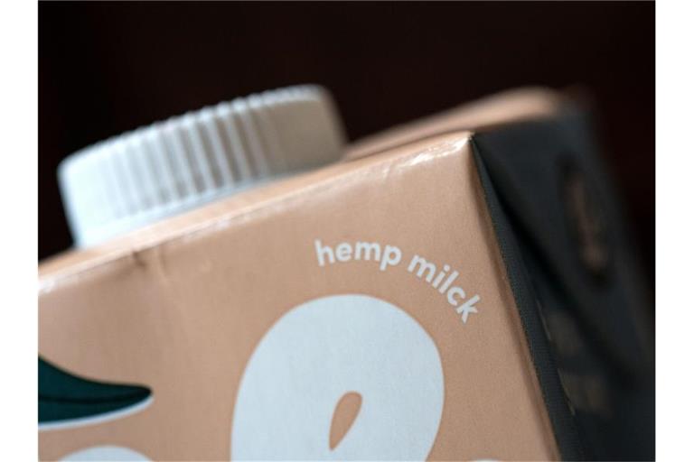 Das Wort „hemp milk“ steht auf der Verpackung einer pflanzlichen Milchalternative aus Hanfsamen. Foto: Marijan Murat/dpa