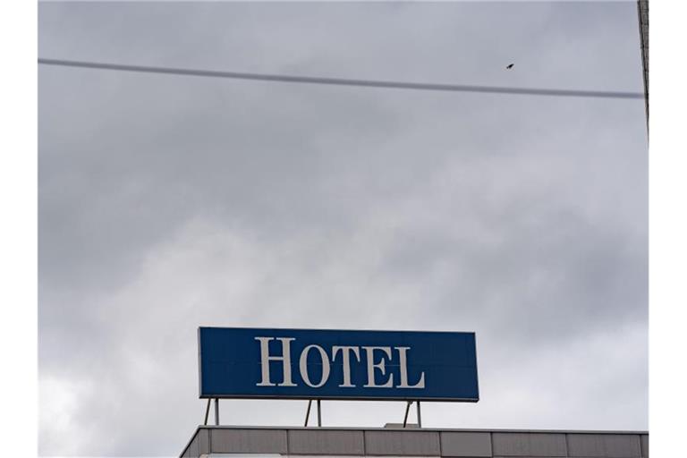 Das Wort „Hotel“ steht auf einer Leuchttafel auf einem Hotel. Foto: Frank Rumpenhorst/dpa/Archiv