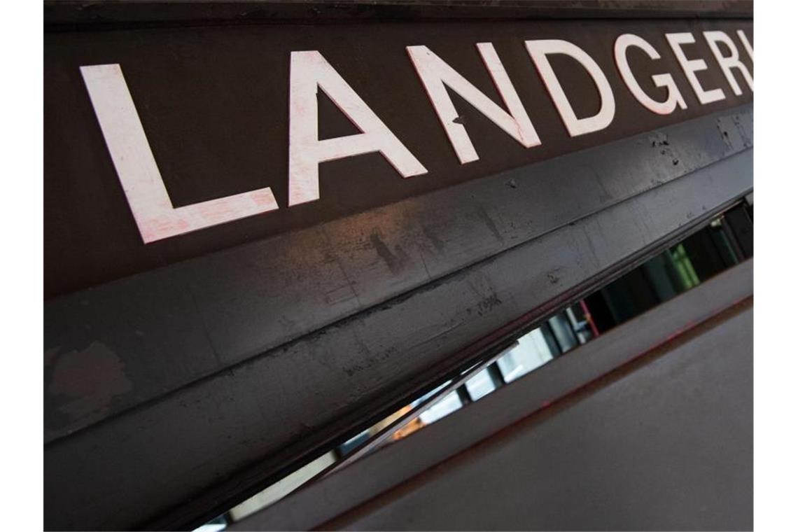 Totschlagsprozess: Freundin mit „Fake-Beerdigung“ getäuscht Das Wort „Landgericht“ steht an einem Eingang des Landgerichts Stuttgart. Foto: Marijan Murat/dpa