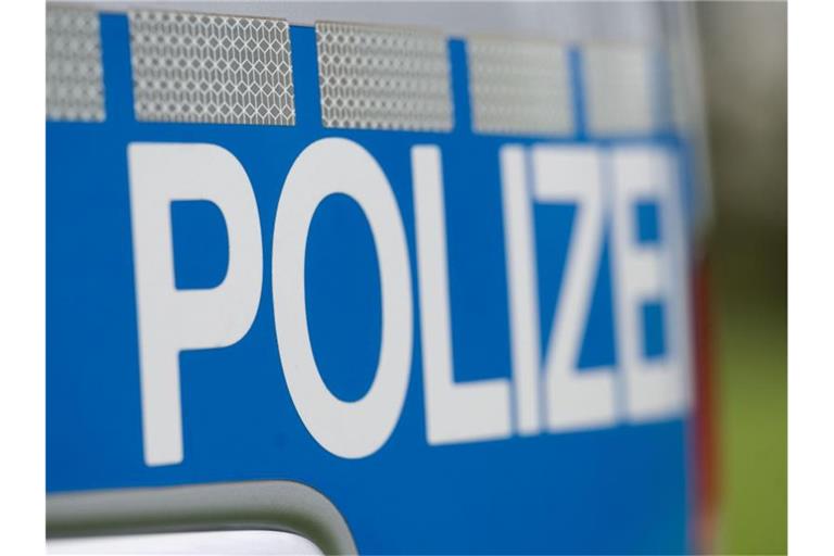 Das Wort „Polizei“ steht auf der Karosserie eines Einsatzwagens. Foto: Marijan Murat/dpa/Symbolbild