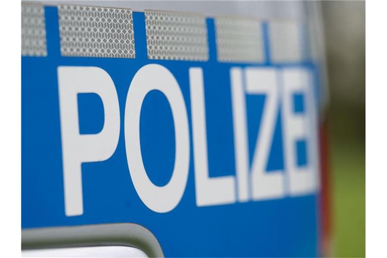 Das Wort "Polizei" steht auf der Karosserie eines Einsatzwagens. Foto: Marijan Murat/dpa/Symbolbild