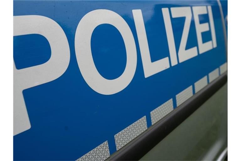 Das Wort "Polizei" steht auf einem Einsatzwagen. Foto: Marijan Murat/dpa/Symbolbild