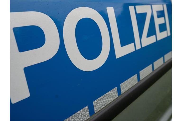 Das Wort "Polizei" steht auf einem Einsatzwagen. Foto: Marijan Murat/dpa/Symbolbild