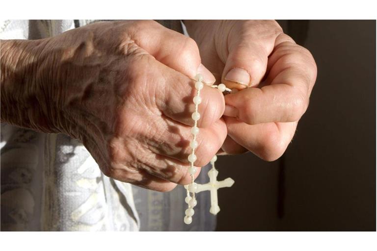 Das Wort Rosenkranz stammt vom Lateinischen „Rosarium“ – der Rosengarten. Im christlichen Glauben stehen Rosen symbolisch für Maria, die Mutter Jesu und für ihre Jungfräulichkeit. Maria wird im Gebet, in Gedichten und Liedern auch als „Rosa mystica“ (Mystische Rose) angerufen.