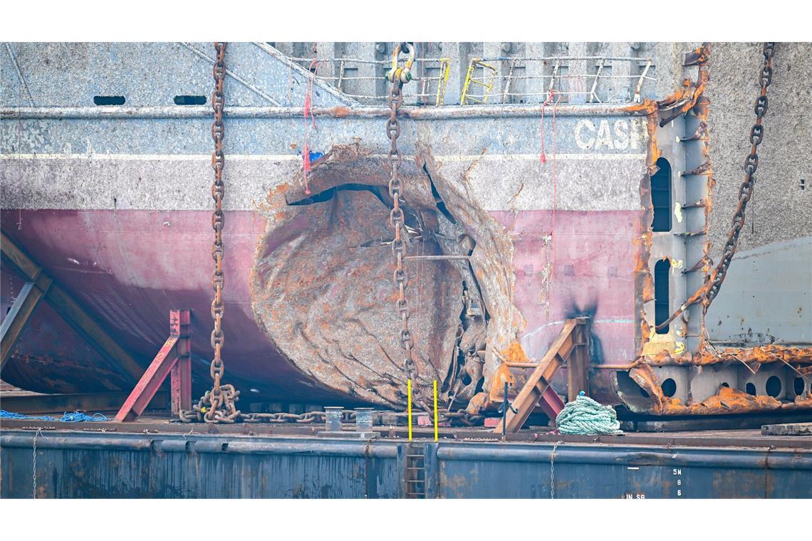 Das Wrack der gesunkenen "Verity" ist vom Meeresgrund geholt worden. Am Heckteil ist deutlich erkennbar, wo das Schiff gerammt wurde. Durch das Loch in der Bordwand drang Wasser ein, der Frachter sank.