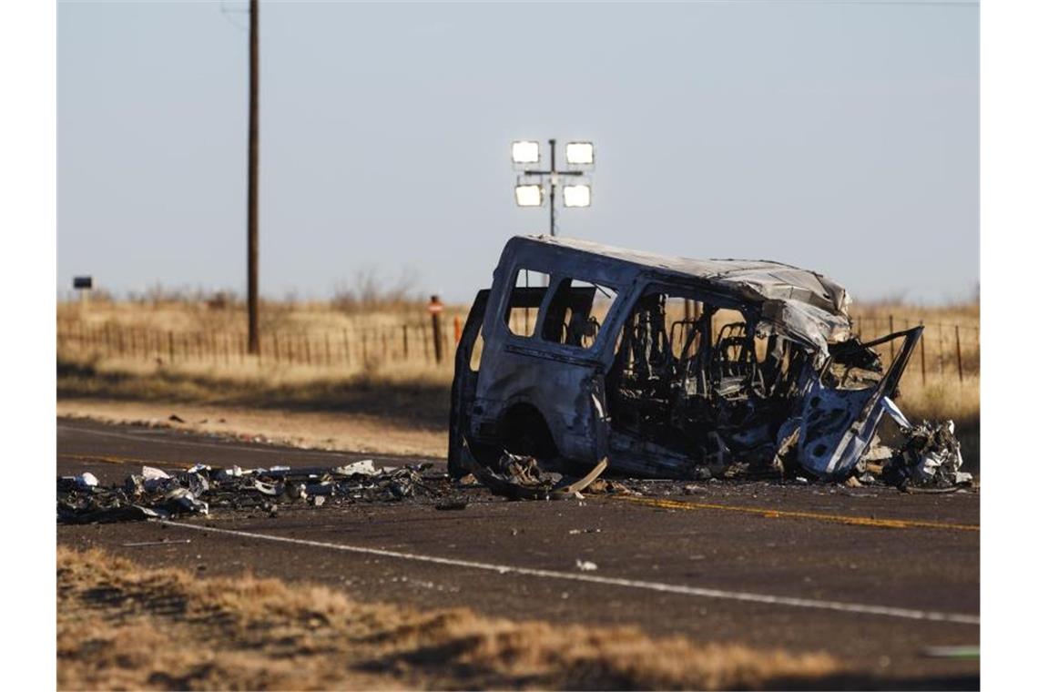 Unfall mit neun Toten in Texas - 13-Jähriger saß am Steuer Das Wrack eines Fahrzeugs steht nach dem tödlichen Unfall am Straßenrand. Foto: Eli Hartman/Odessa American/AP/dpa