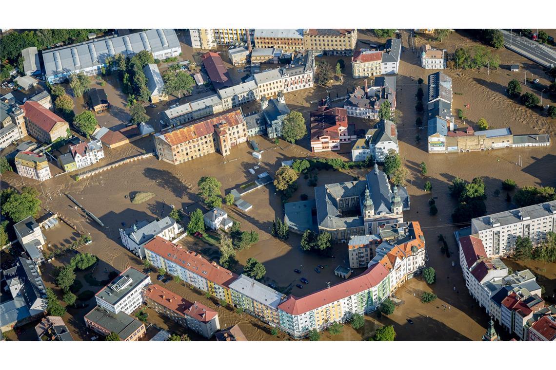 Das Zentrum der Stadt Krnov in Tschechien ist überflutet.