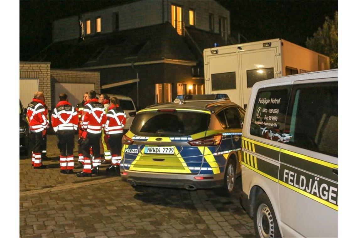 Auch radioaktives Material bei Bundeswehroffizier entdeckt Das Zollfahndungsamt Essen bei einer Razzia in Aldenhoven (Kreis Düren). Foto: Ralf Roeger/dpa
