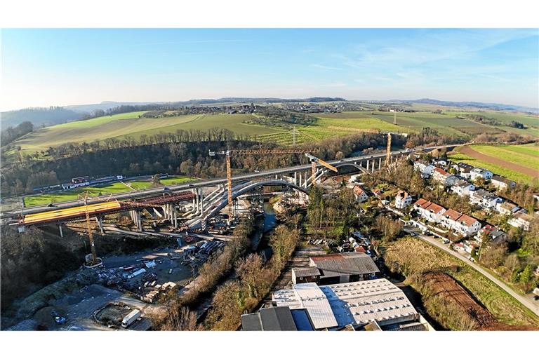 Das zweite Viadukt nimmt langsam Gestalt an. Richtung Bahnbrücken kann man bereits die Schalung für die Fahrbahn erkennen. Foto: privat