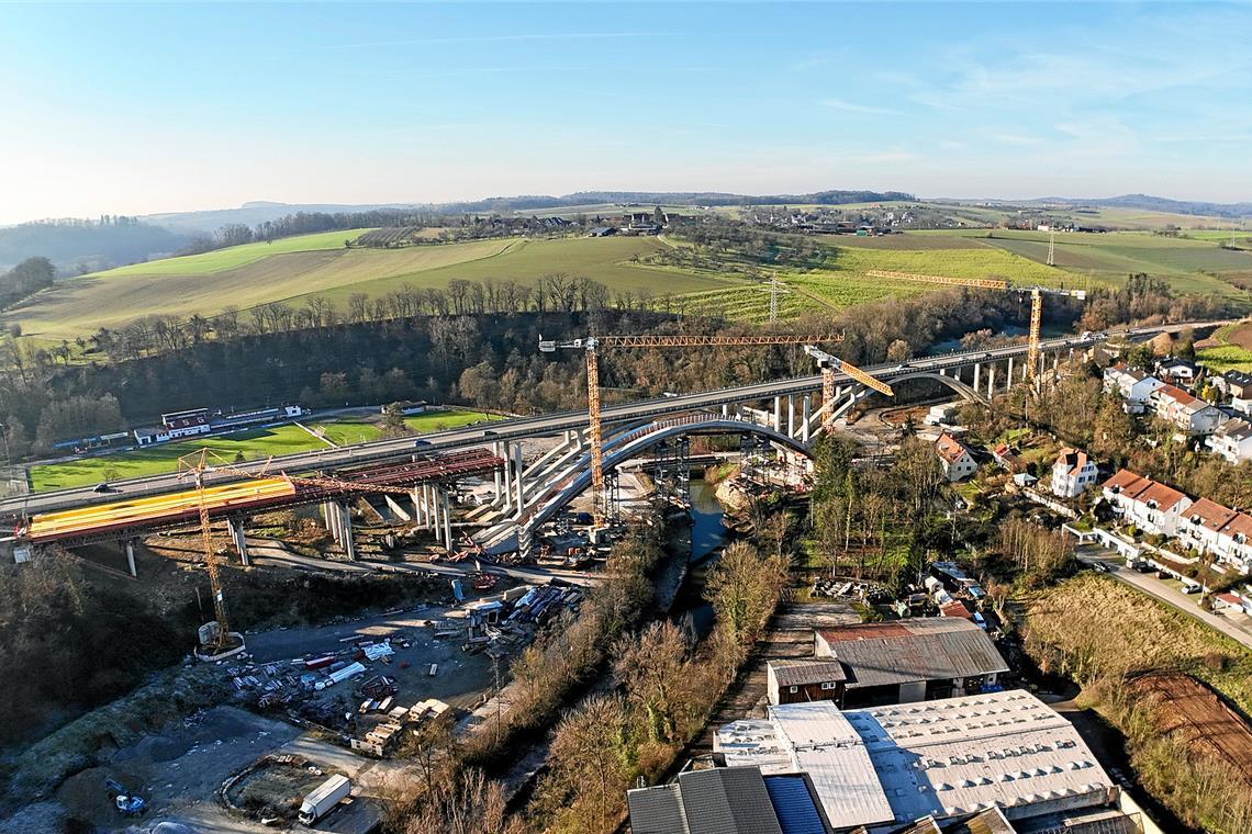 Das zweite Viadukt nimmt langsam Gestalt an. Richtung Bahnbrücken kann man bereits die Schalung für die Fahrbahn erkennen. Foto: privat