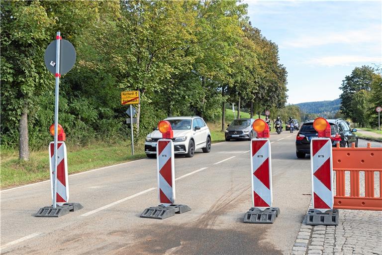 Dass die Ortsdurchfahrt Bartenbach am Sonntag wegen Belagsarbeiten voll gesperrt wurde, war offenbar noch nicht jedem klar. Reihenweise fuhren Autos und Motorräder heran. Foto: J. Fiedler