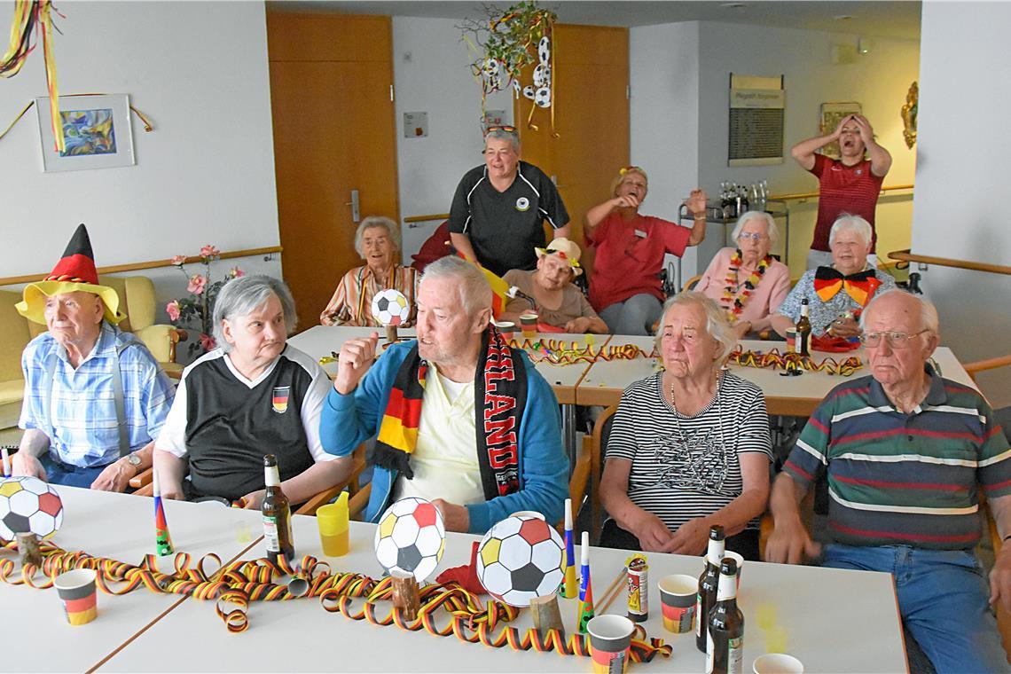 Dass es für Deutschland mit dem Halbfinaleinzug nicht geklappt hat, lag jedenfalls nicht an mangelnder Unterstützung: Im Pflegeheim auf dem Hagenbach haben die Bewohner das Spiel mit Spannung verfolgt und die Mannschaft angefeuert. Foto: Tobias Sellmaier