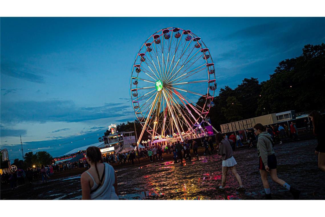 Dass es zum Auftakt des Hurricane-Festivals im niedersächsischen Scheeßel stark regnete, machte den rund 75.000 Besuchern nichts aus. Mehr als 80 Bands und Sänger treten bis Sonntag auf, darunter Stars wie Ed Sheeran und Avril Lavigne.