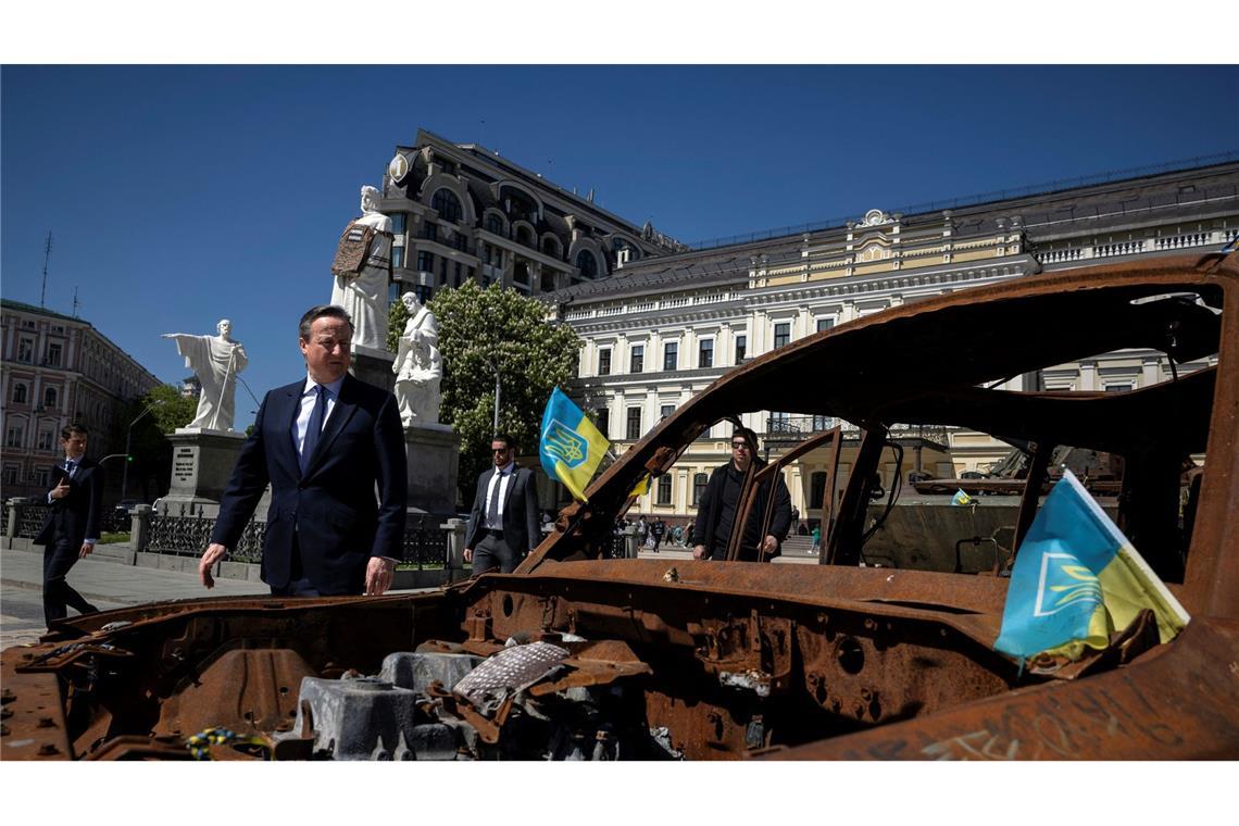 David Cameron auf dem Platz des Heiligen Michael in Kiew, wo zerstörte russische Militärfahrzeuge ausgestellt sind.