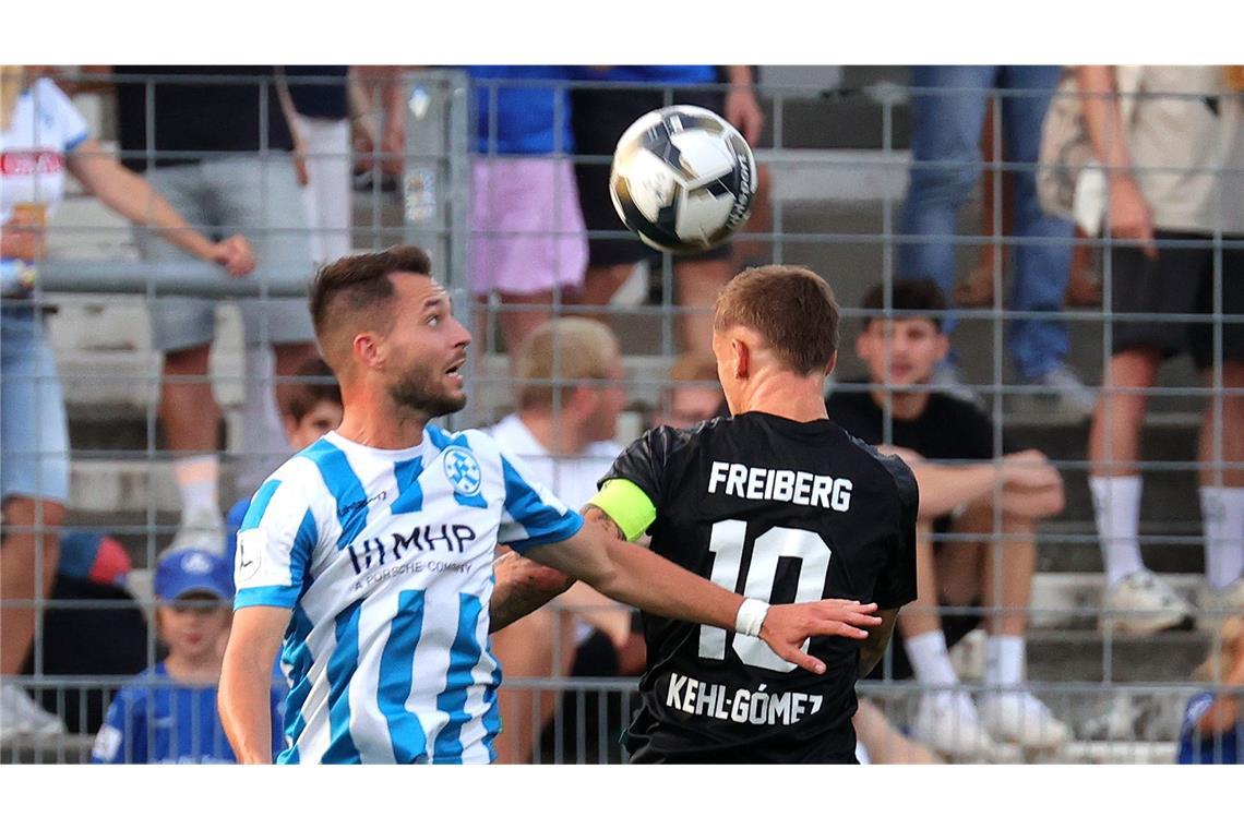 David Tomic (li., gegen Marco Kehl-Gomez) bereitete gegen seinen Ex-Club SGV Freiberg das 1:0 vor.