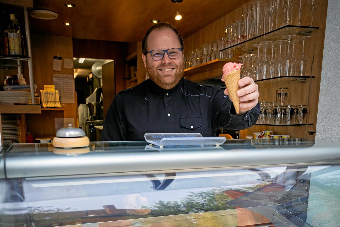 David Weller reicht eine Kugel Eis in der Waffel über die Theke. Die kostet derzeit 1,50 Euro, so wie auch schon im vergangenen Jahr. Foto: Alexander Becher