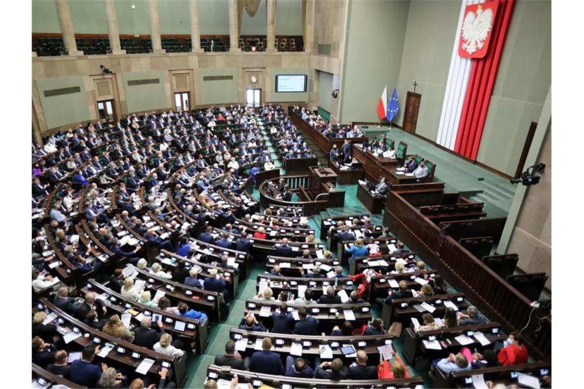 Polen wegen Rundfunkgesetz in der Kritik Debatte über das neue Mediengesetz im polnischen Parlament. Foto: Wojciech Olkusnik/PAP/dpa