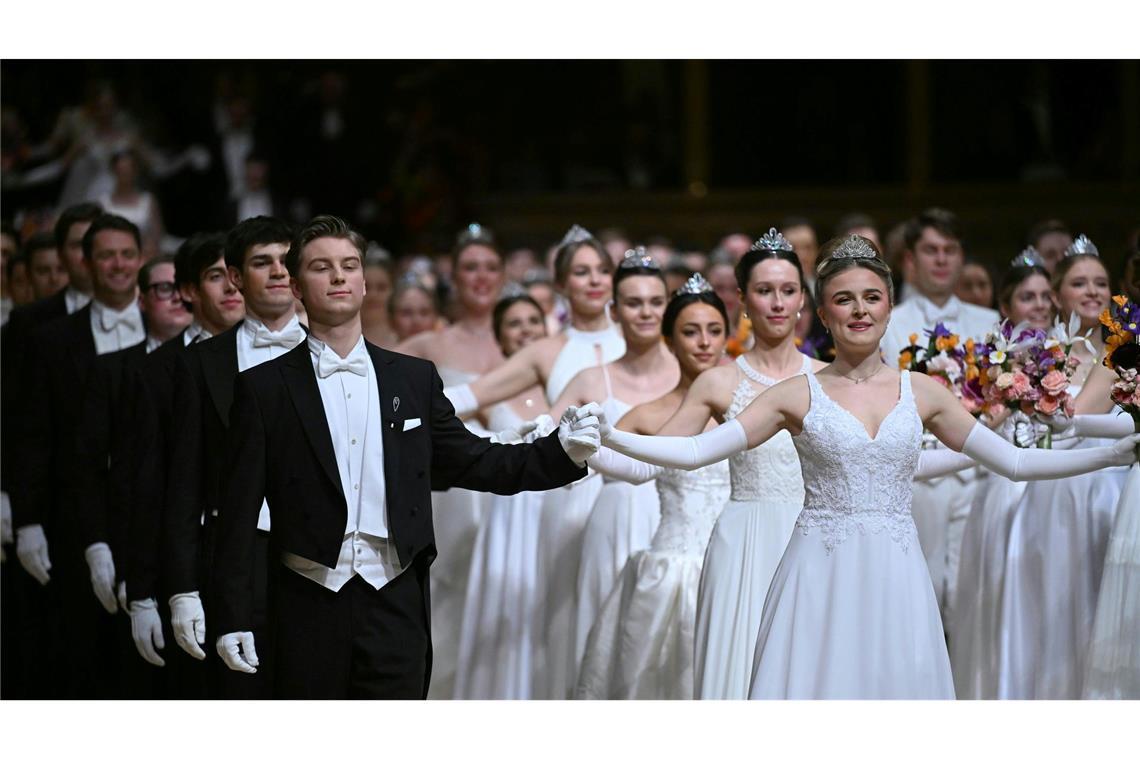 Debütantenpaare während der Eröffnung des Opernballs in der Wiener Staatsoper.