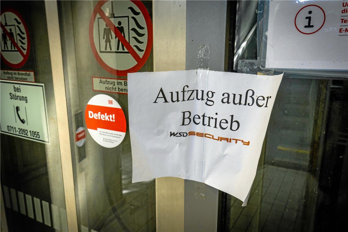 Defekt und außer Betrieb sind seit rund zwei Wochen die beiden Aufzüge der Deutschen Bahn am Bahnhof in Maubach. Foto: Alexander Becher