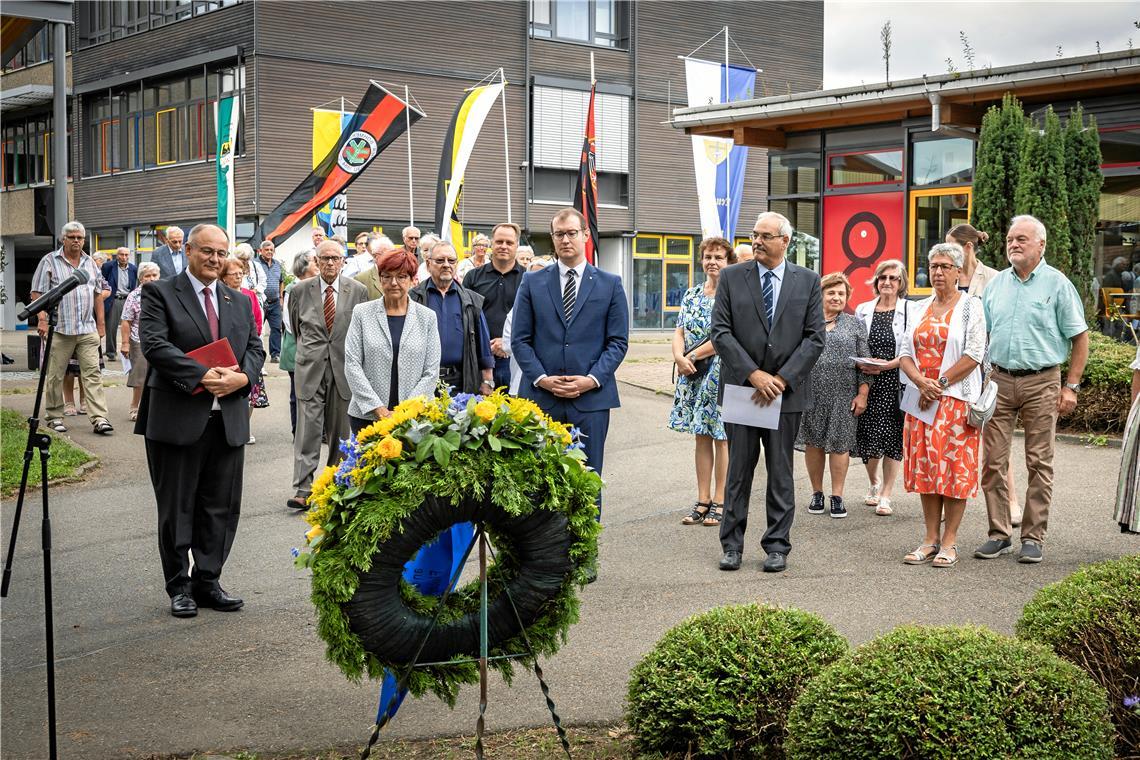 Dekan Rainer Köpf, Abgeordnete Inge Gräßle, Oberbürgermeister Maximilian Friedrich und Vorsitzender der Heimatgruppe Dieter Klenk (vorne, von links) sprachen bei der Kranzniederlegung zum Thema Flucht und Vertreibung. Foto: Alexander Becher