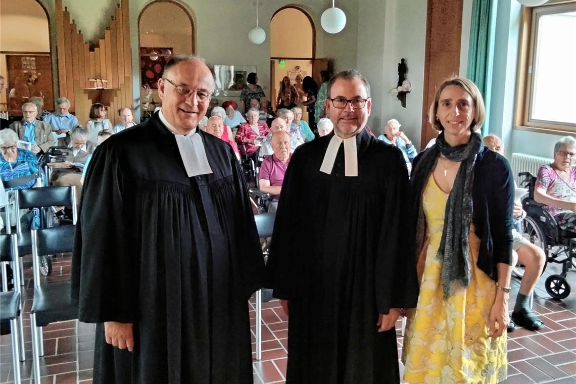 Dekan Rainer Köpf (links) und Sabine Laible von der Staigacker-Stiftung verabschieden Gerd Walter Ziegler in den Ruhestand. Foto: Evangelischer Kirchenbezirk Backnang