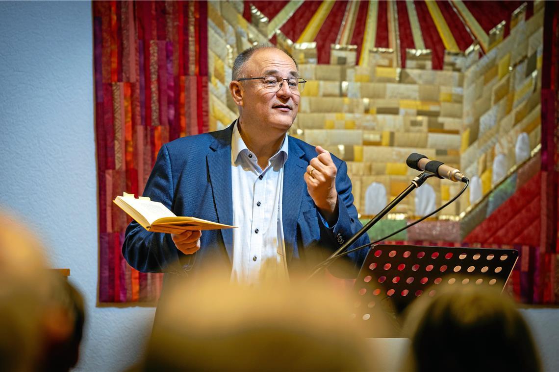 Dekan Rainer Köpf schätzt es sehr, dass Paul Gerhardt in seiner Dichtung „die Dinge immer auf den Punkt“ bringt. Foto: Alexander Becher