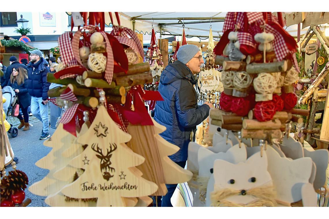 Dekoartikel aus Holz für das Weihnachtsfest. Foto: Tobias Sellmaier