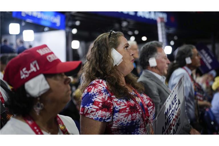 Delegierte tragen während der Republican National Convention einen Verband um ihr rechtes Ohr.