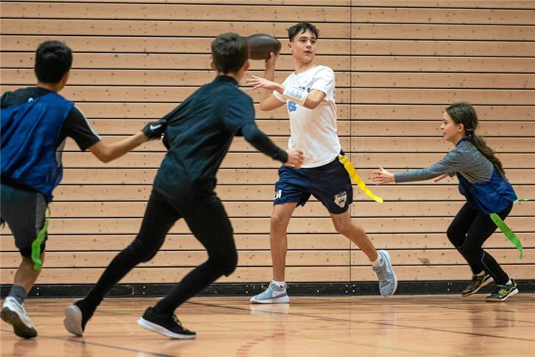 Dem Ballträger die in diesem Fall gelbe Flagge von der Hose zu reißen, ist das Ziel beim Flag Football. Foto: Alexander Becher