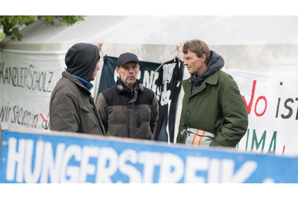 Dem Hungerstreik von zwei Männern in Berlin für mehr Klimaschutz hat sich mit Michael Winter (r) ein dritter angeschlossen. Gemeinsam mit Wolfgang Metzeler-Kick (l) und Richard Cluse (M) streikt er ab heute im Rahmen des Bündnisses "Hungern bis ihr ehrlich seid" im Regierungsviertel.