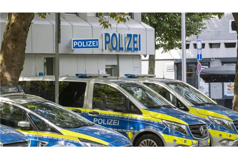 Dem Mann gelang es nicht, in die Polizeiwache vorzudringen. (Symbolbild)