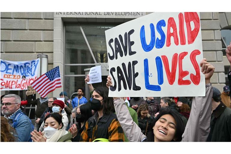 Demonstranten außerhalb des Sitzes der Behörde USAID