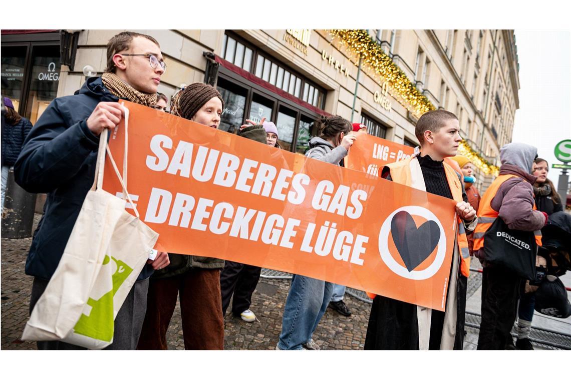 Demonstranten der Letzten Generation stehen vor dem Hotel Adlon mit einem Schild mit der Aufschrift «Sauberes Gas = dreckige Lüge». Die Klimaschützer benennen sich um (Archivfoto).