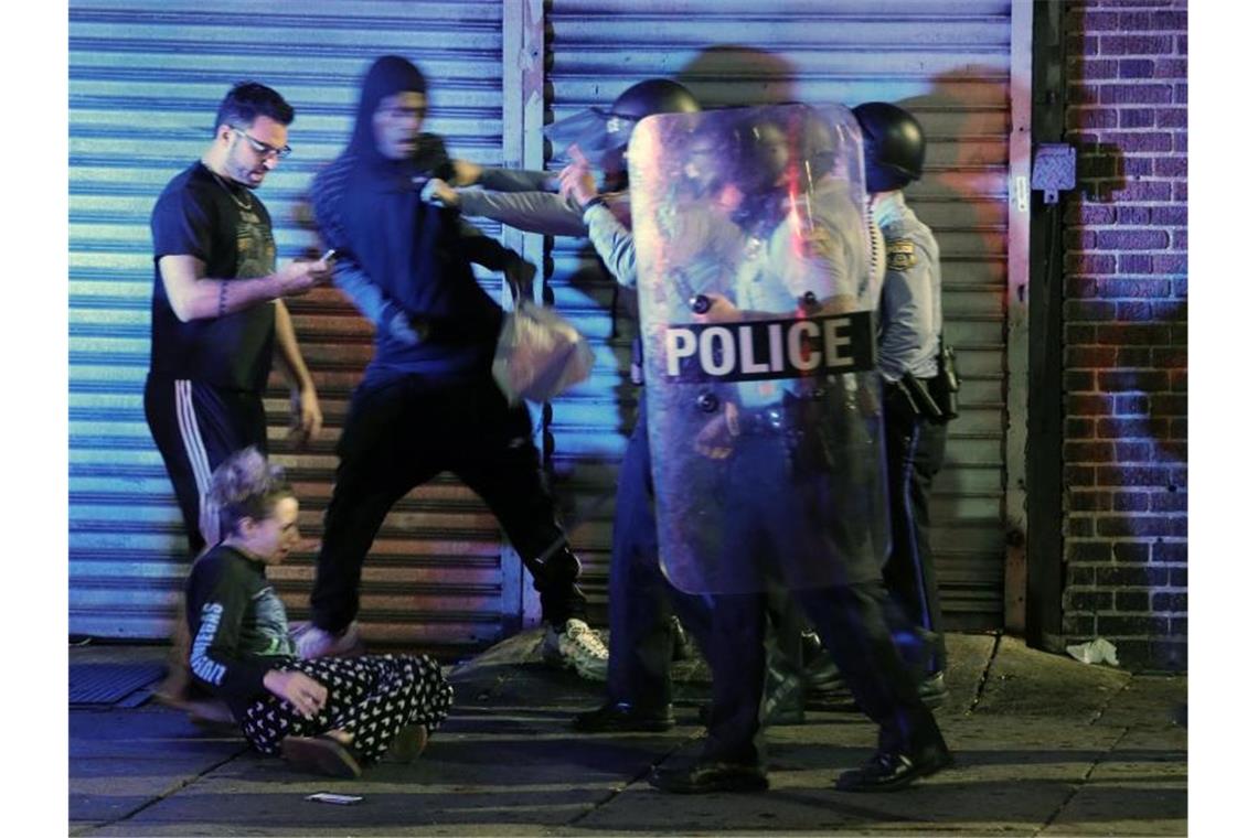 Demonstranten geraten in Philadelphia mit Polizisten aneinander. Foto: Elizabeth Robertson/The Philadelphia Inquirer/AP/dpa