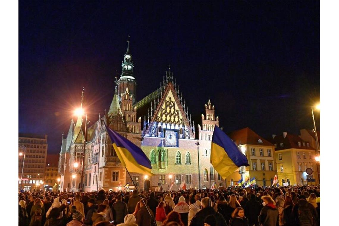 Demonstranten haben sich auf dem Marktplatz in Breslau versammelt, um ihre Unterstützung für die Ukraine zu bekunden. Foto: Maciej Kulczynski/PAP/dpa