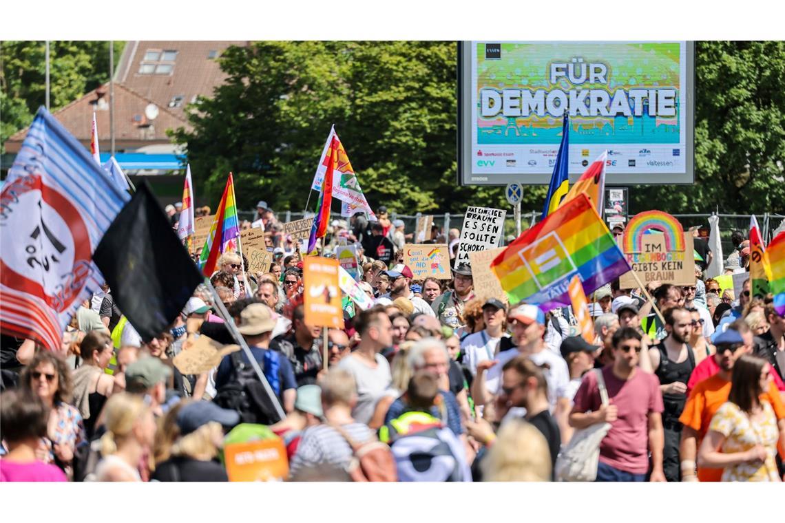 Demonstranten halten bei einer Kundgebung gegen den AfD-Bundesparteitag in Essen eine Tafel mit der Aufschrift "Für Demokratie" hoch. (Archivbild)