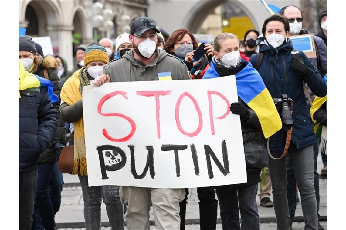 Schulfrei für Ukraine-Demos? Ministerin lehnt klar ab Demonstranten halten ein Plakat mit der Aufschrift "Stop Putin" bei einer Friedensdemo. Foto: Tobias Hase/dpa/Archivbild