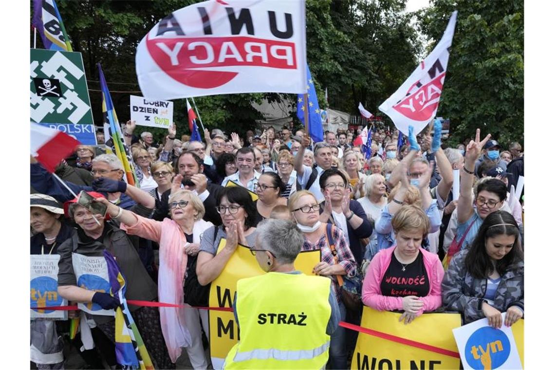 Polen wegen Rundfunkgesetz in der Kritik Demonstranten halten Plakate und Fahnen während einer Demonstration zur Verteidigung der Medienfreiheit hoch. Foto: Czarek Sokolowski/AP/dpa