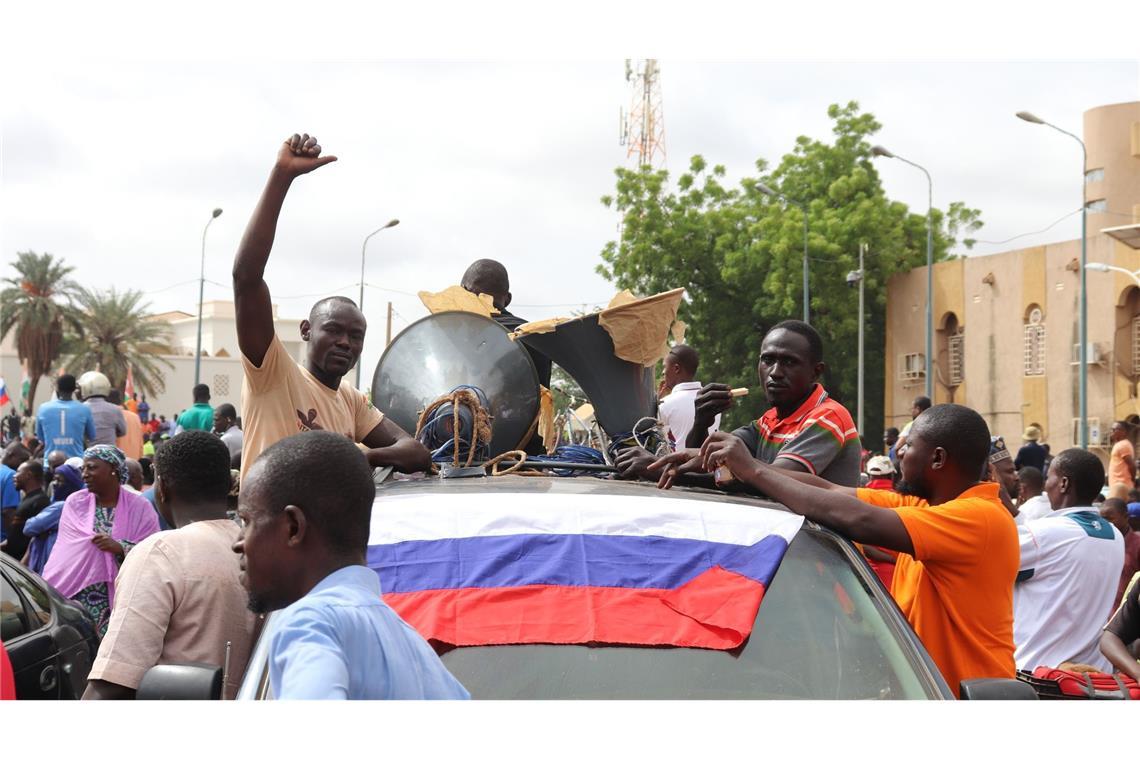 Demonstranten in Nigers Hauptstadt Niamey nach dem Militärputsch im vergangenen Sommer. Der Niger wendet sich wie zuvor seine Nachbarn Mali und Burkina Faso von den westlichen Partnern, insbesondere Ex-Kolonialmacht Frankreich, ab und Russland zu.