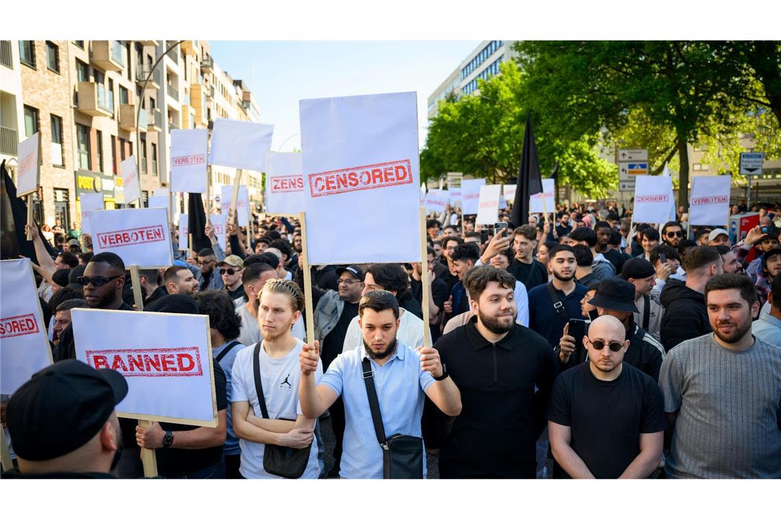 Demonstranten nehmen an einer Kundgebung der islamistischen Gruppierung Muslim Interaktiv in Hamburg teil.