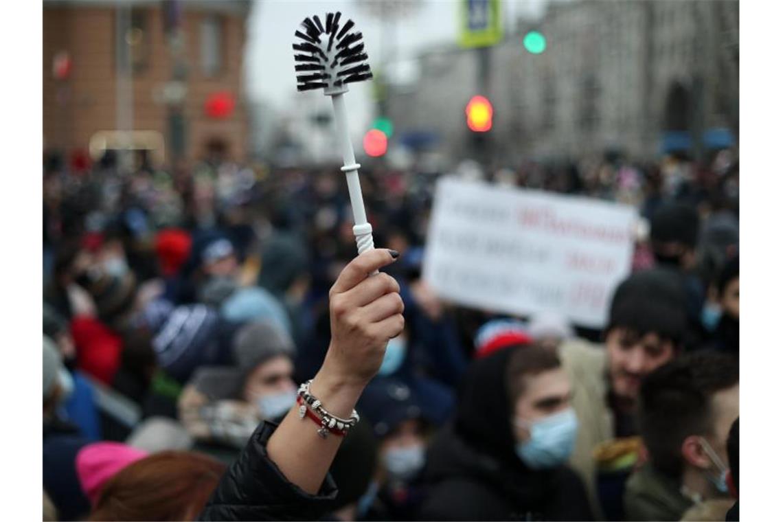 Nawalny und die Putin-Proteste - EU berät neue Sanktionen Demonstranten nehmen an einer nicht genehmigten Kundgebung in Moskau zur Unterstützung des russischen Oppositionsführers Alexej Nawalny teil. Foto: Mikhail Tereshchenko/TASS/dpa