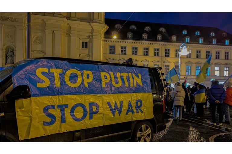 Demonstranten protestieren gegen den Ukraine-Krieg. (Symbolbild)