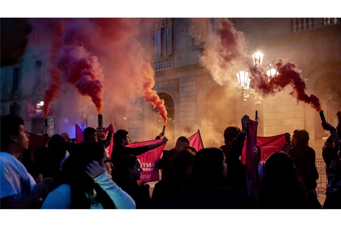 Demonstranten protestieren in der Innenstadt von Barcelona für das Recht auf Wohnen und gegen Immobilienspekulation.