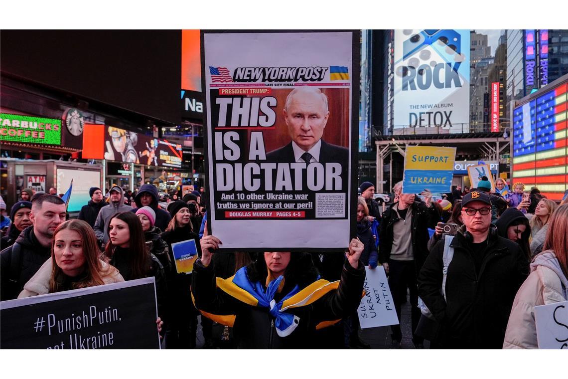 Demonstranten protestieren in New York auf dem Times Square gegen den Krieg in der Ukraine.