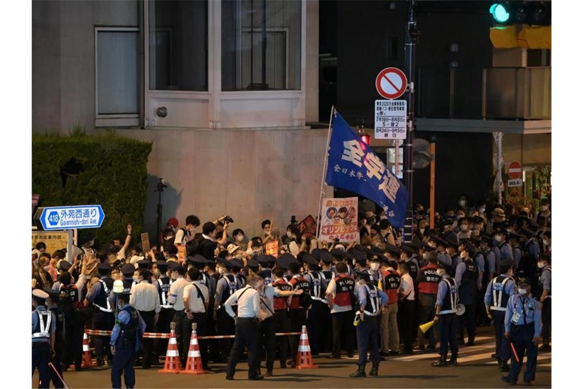 Vereinzelte Proteste rund um Eröffnungsfeier in Tokio Demonstranten protestieren vor dem Stadion gegen die Austragung der Spiele. Foto: Sebastian Gollnow/dpa