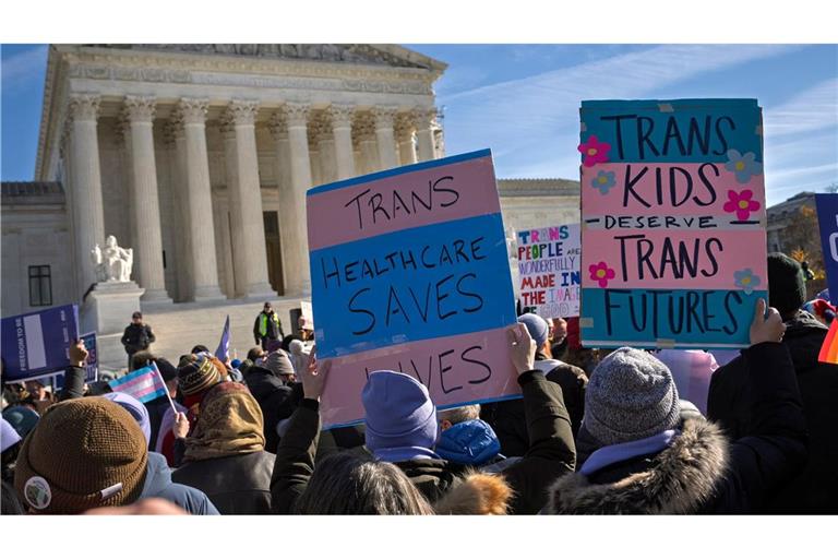 Demonstranten setzen sich im Dezember vergangenen Jahres für Transgender-Rechte ein.