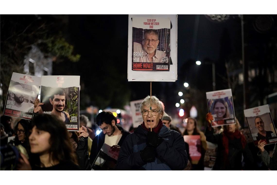 Demonstranten versammeln sich in Jerusalem, um gegen die Entscheidung von Premierminister Netanjahu zu protestieren, israelische Vertreter von Verhandlungen in Kairo abzuziehen.